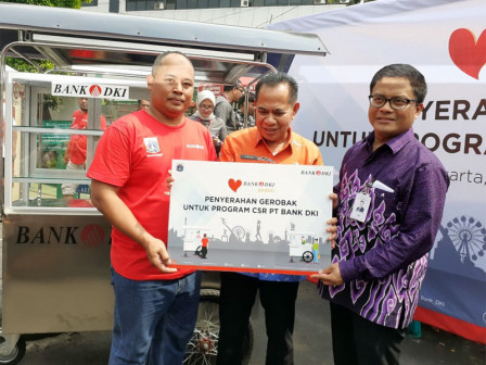  Bank DKI Berikan Bantuan Etalase Pedagang di Sunda Kelapa