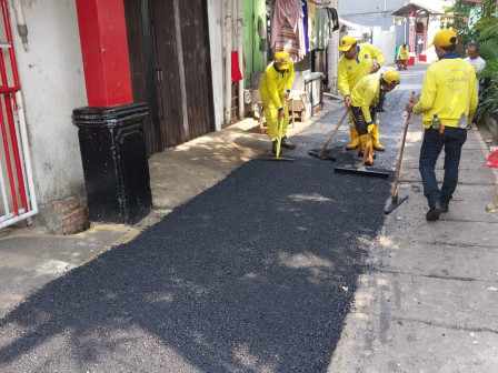 Sudin Bina Marga Jakpus Aspal Jalan Lingkungan di RW 06 Johar Baru