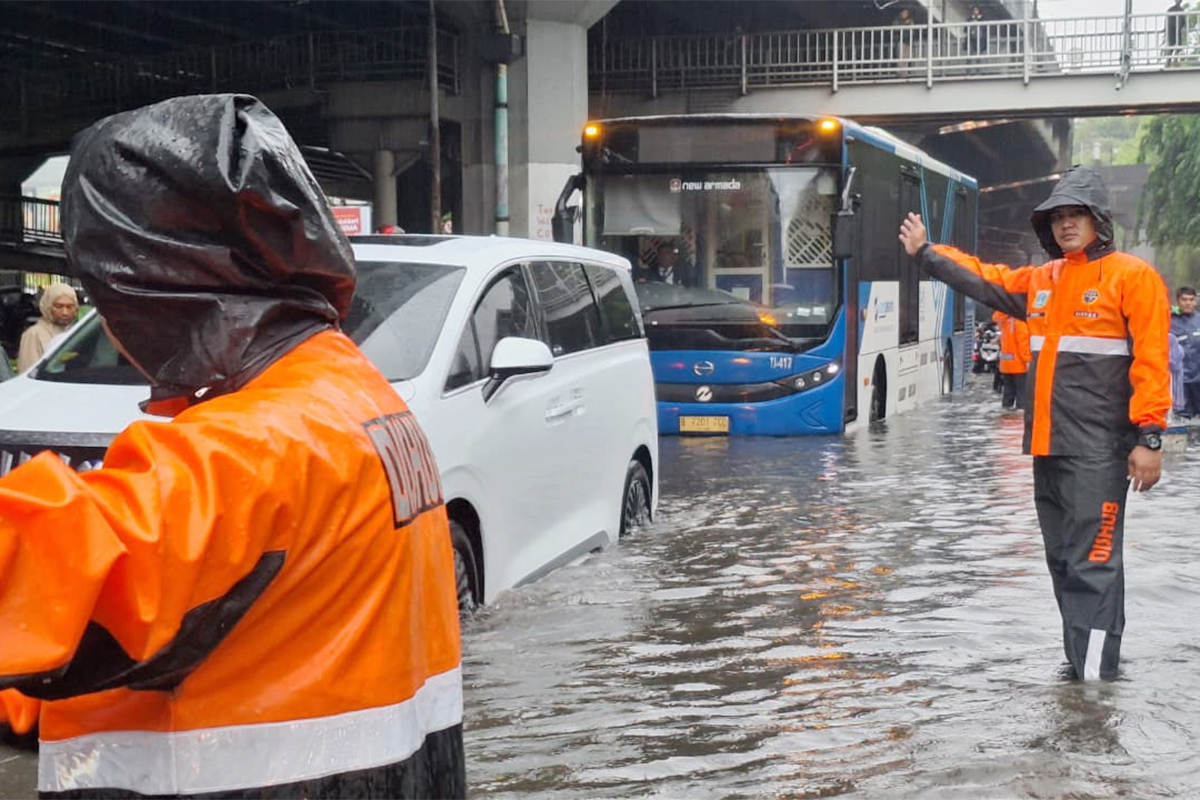 Sudin Perhubungan Jakut atur lalu lintas di sejumlah titik genangan
