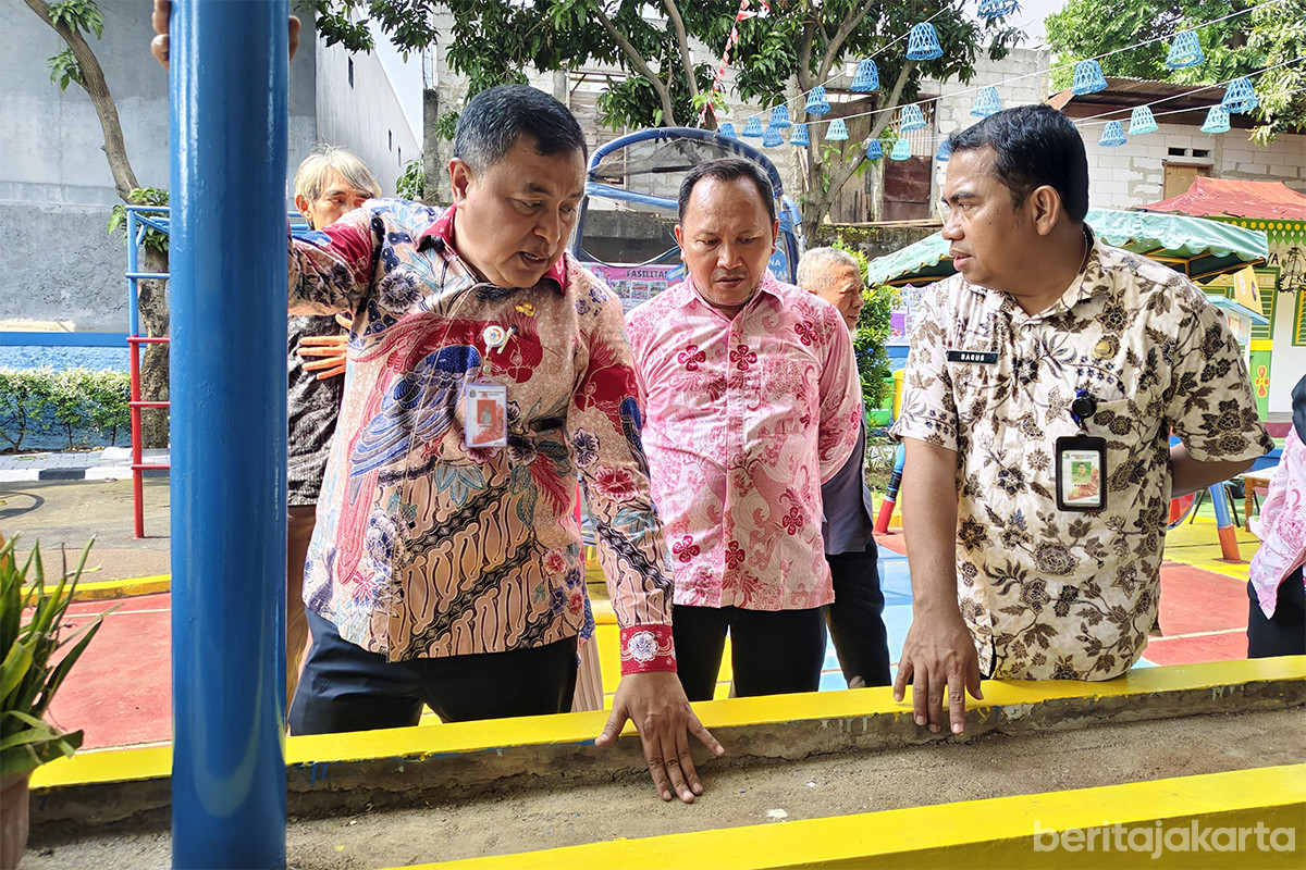 Sekretaris Kota Jakarta Barat, Firmanudin Ibrahim meninjau RPTRA Kedoya Utara