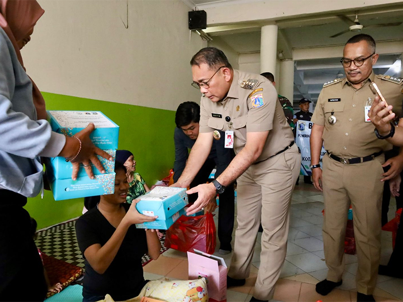  Wali Kota Jakpus Tinjau Pengungsian Banjir di Karet Tengsin