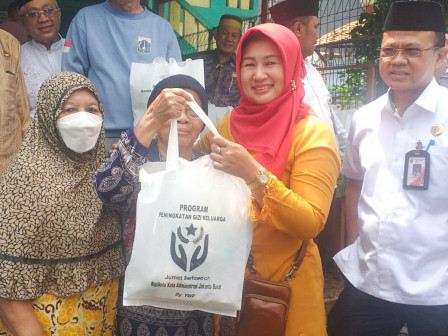 Pemkot Jakbar Bagikan 100 Paket Sembako Pada Warga di Tamansari 