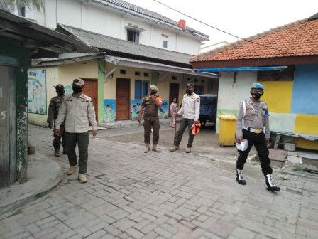 Petugas Posko PPKM Kelurahan Pulau Kelapa Giatkan Operasi Tertib Masker