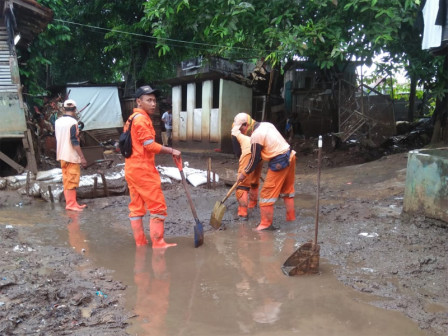 Puluhan Personel Gabungan Kerja Bakti Pasca Banjir di Cipinang Muara