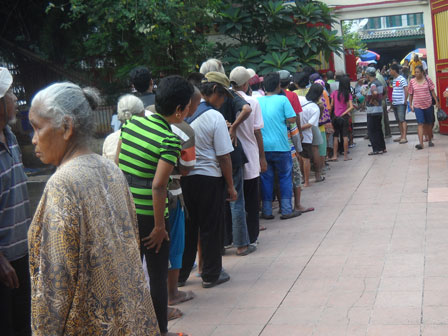 Warga Petak Sembilan Dapat Bantuan Sembako