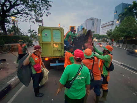  Dinas LH Kerahkan 500 Personel Bersihkan Sampah Sisa Aksi Unjuk Rasa 