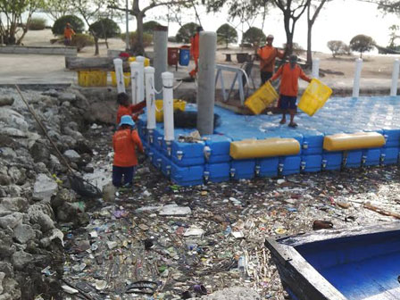  Sampah Kiriman Penuhi Dermaga Pulau Pari Dan Lancang