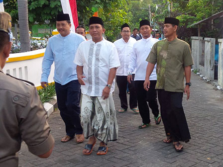 Bupati_sholat Ied.P.Pramuka