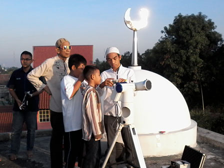 Warga Antre Lihat GMT dengan Teleskop
