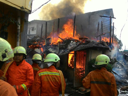 Hunian Padat Penduduk di Rawa Buaya Terbakar