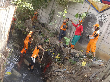  Saluran PHB di Gandaria Selatan Dibersihkan 