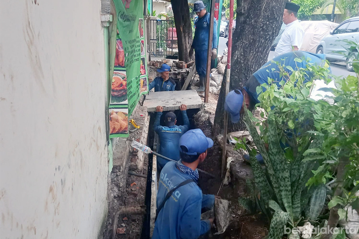 Saluran air di Jalan Percetakan Negara 7 dinormalisasi