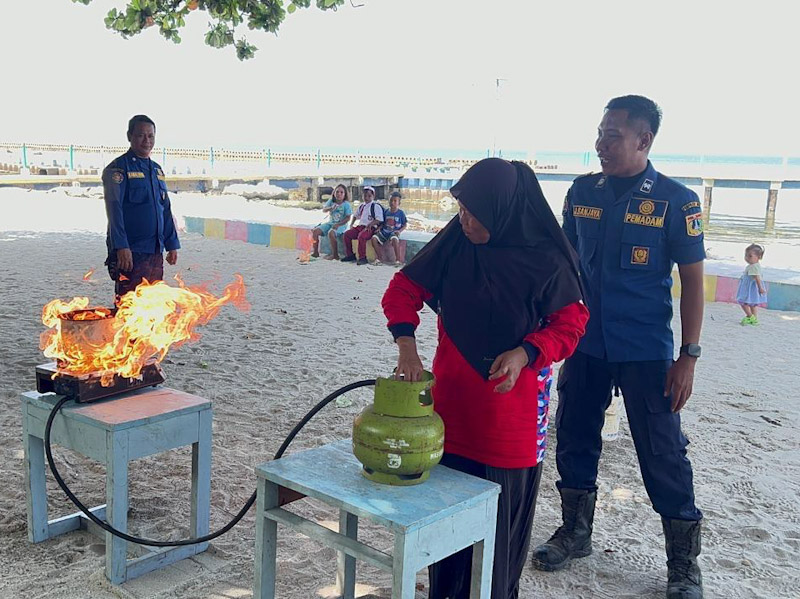  30 Warga RW 03 Pulau Tidung Dilatih Menanggulangi Kebakaran 