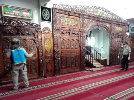  Masjid Jami Assurur di Semprot Disinfektan