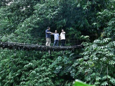 Anies Pastikan Bangun Jembatan Baru di Srengseng Sawah