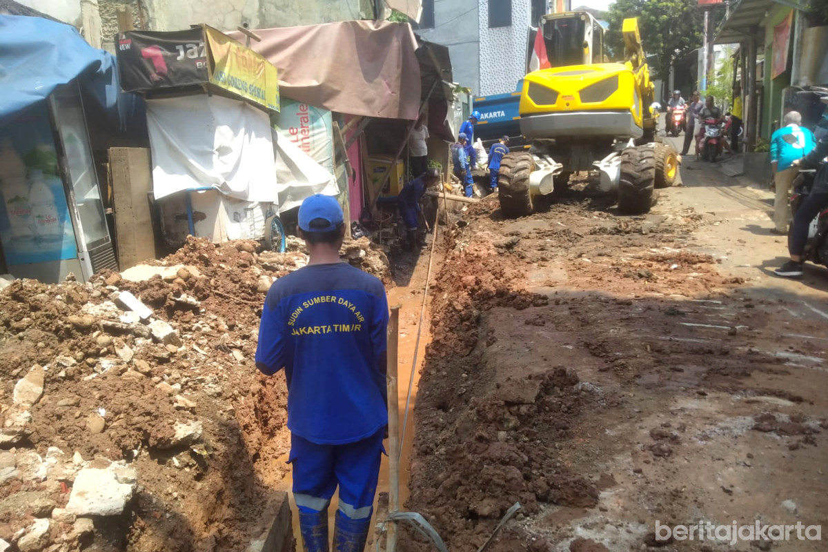 satu unit alat berat jenis eksavator mini dikerahkan di lokasi