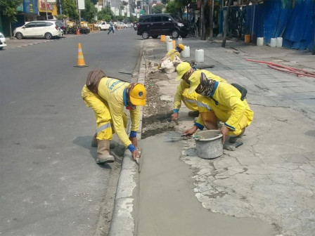  Belasan Satpel Bina Marga Kecamatan Menteng Perbaiki Pedestrian di Jalan Agus Salim