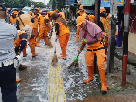  45 Personel Gabungan Bersihkan Jl Bekasi Raya