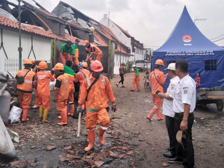 90 PPSU Bersihkan Puing dan Sampah Sisa Kebakaran Museum Bahari 