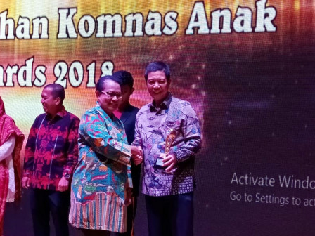 Walikota Jakbar Terima Penghargaan Komnas Anak Awards 2018