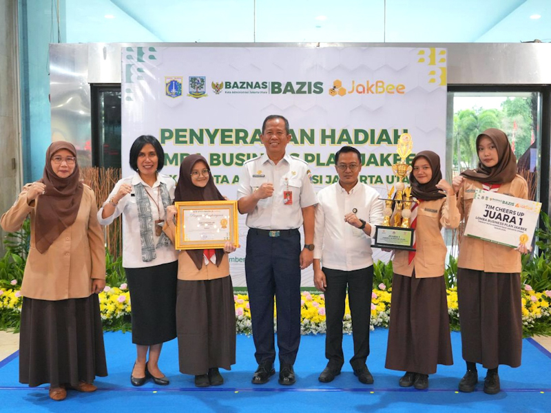 Pemkot Jakut Serahkan Penghargaan Pemenang Lomba JAKBEE 2024