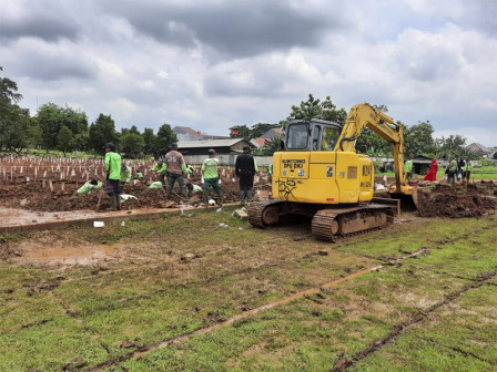 Satu Unit Alat Berat Dikerahkan ke TPU Bambu Apus