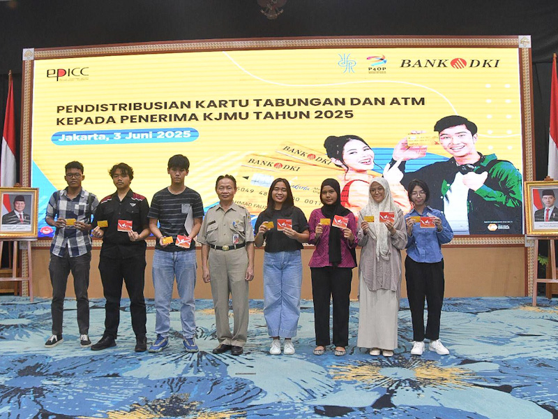 Bank DKI Distribusikan Kartu Jakarta Mahasiswa Unggul Kepada 2.094 Penerima Baru