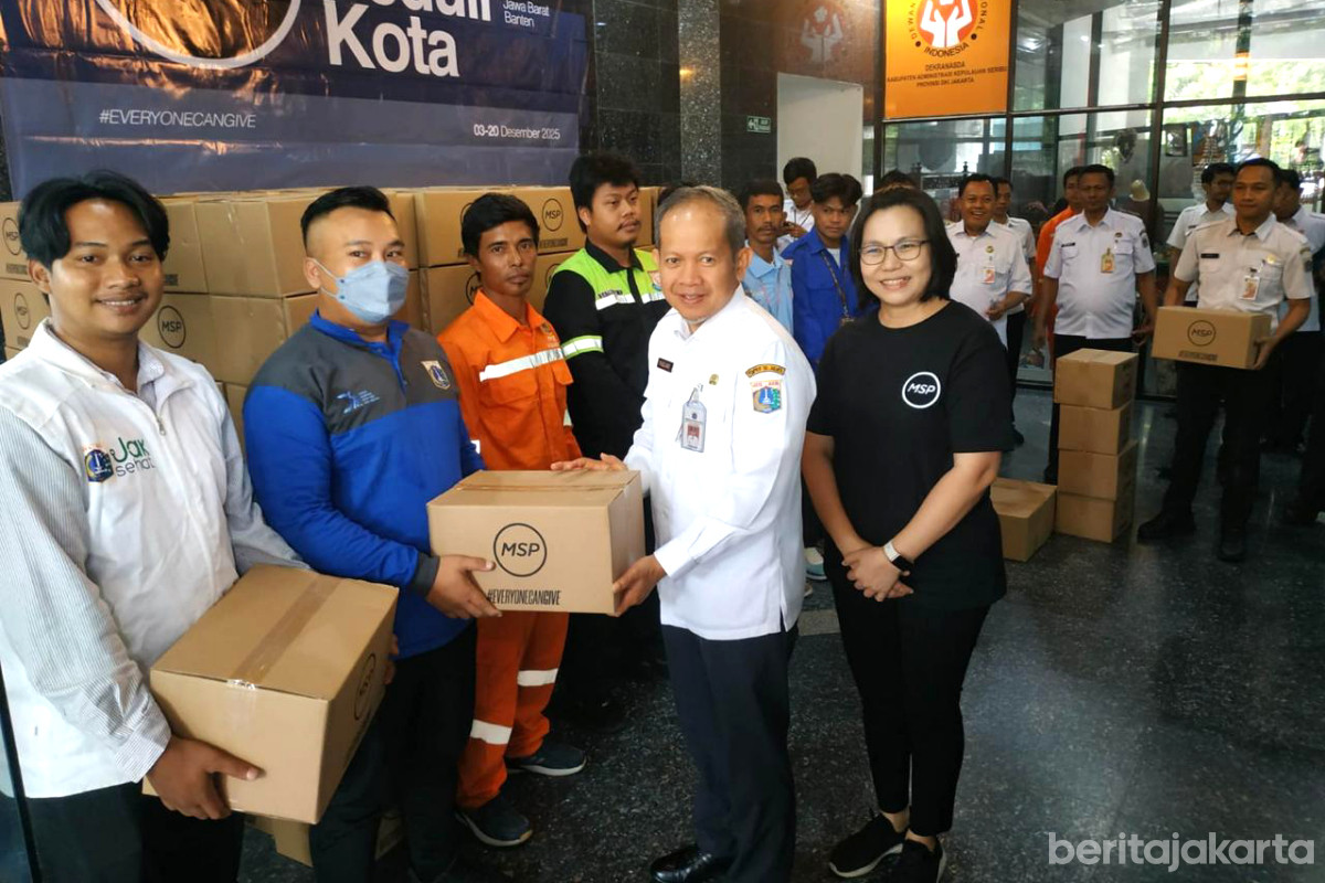 Bupati Kepulauan Seribu memberikan bantuan paket sembako kepada perwakilan pasukan pelangi