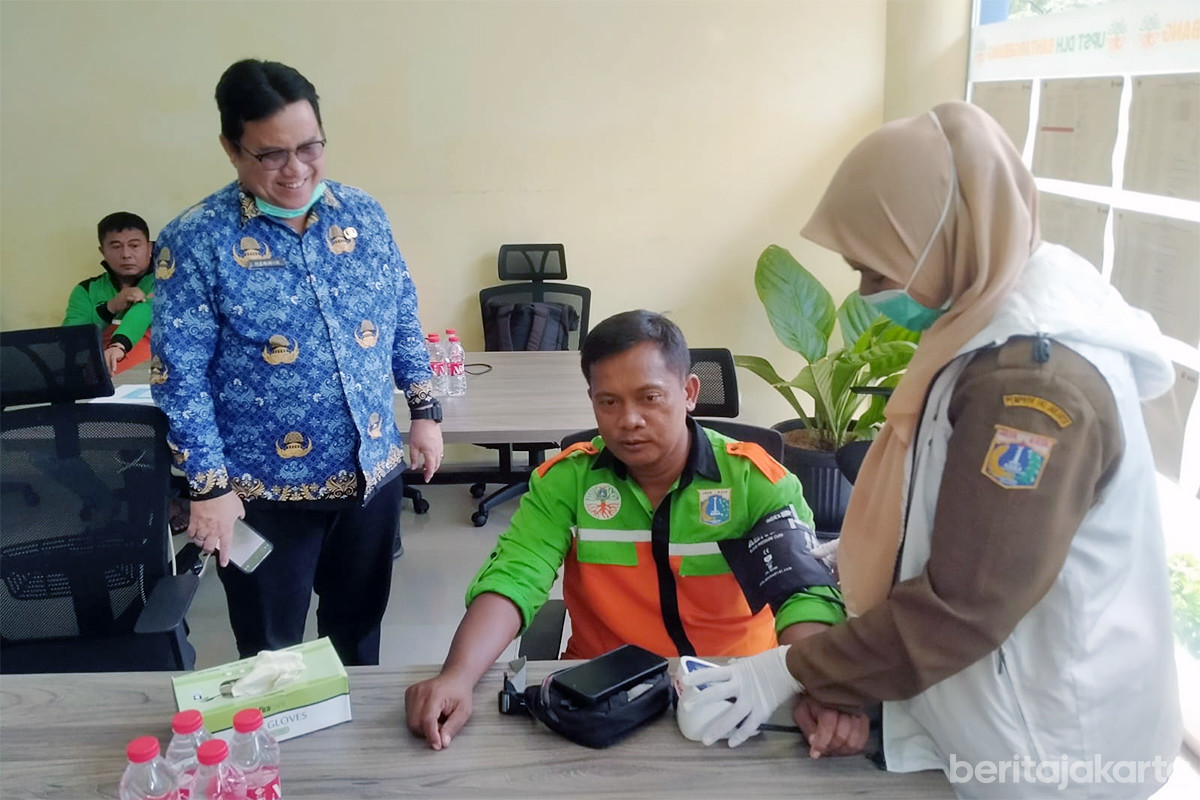 Cek kesehatan gratis sopir truk sampah di TPST Bantar Gebang