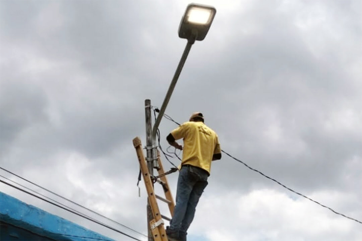 Petugas Sudin Bina Marga meperbaiki lampu PJU di Jakarta Utara