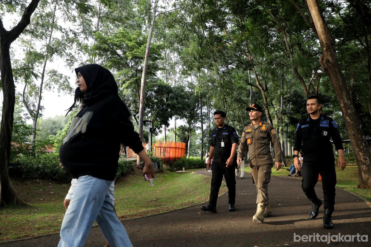 Satpol PP bersama Pamdal melakukan monitoring taman