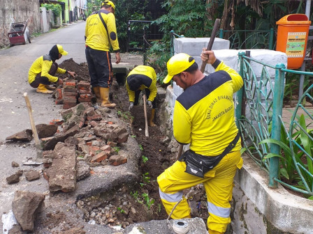  Sudin Bina Marga Perbaiki Turap Jalan Longsor di Jalan Puspa II