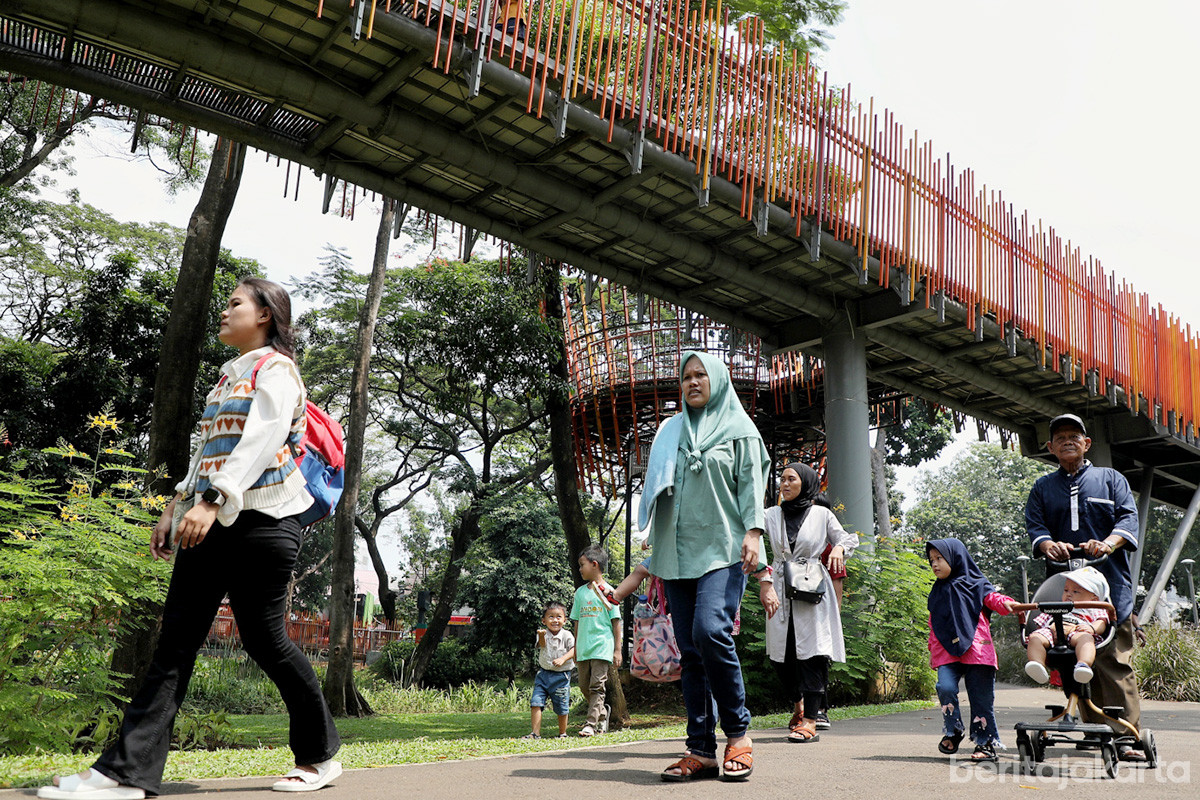 Aktivitas warga di Tebet Eco Park, Jakarta Selatan