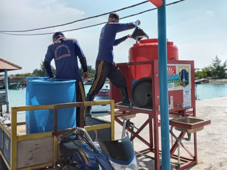 Petugas Suplai Air Sarana Cuci Tangan di Kelurahan Pulau Harapan