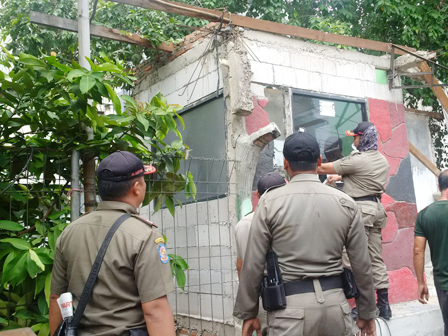 Dua Bangunan Liar di Mangga Besar Dibongkar