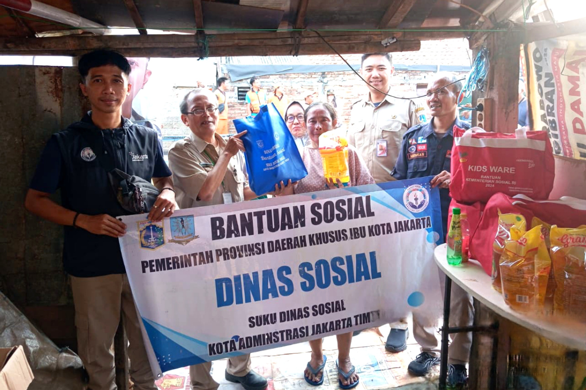 Pemberian bantuan sosial kepada penyintas kebakaran di Utan Kayu Selatan