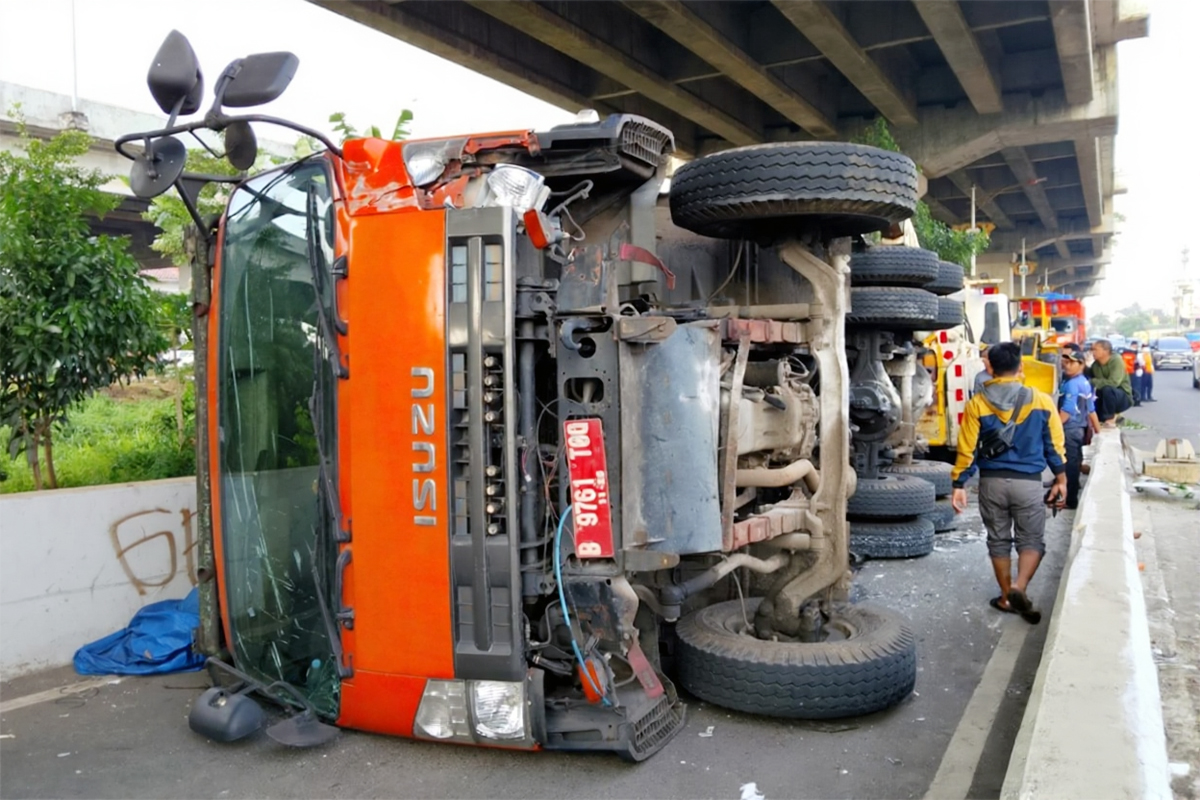Evakuasi truk sampah terguling di Kalimalang