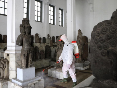 PMI Jakpus Semprot Cairan Desinfektan di Gedung Sarinah dan Museum Gajah 