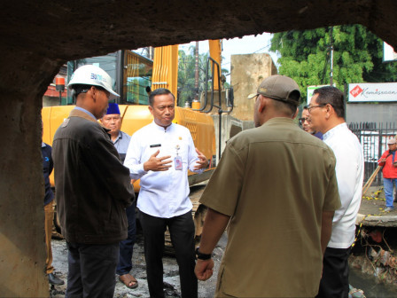 Wali Kota Jaksel Tinjau Pembuatan Saluran Crossingan di Jalan Nangka 