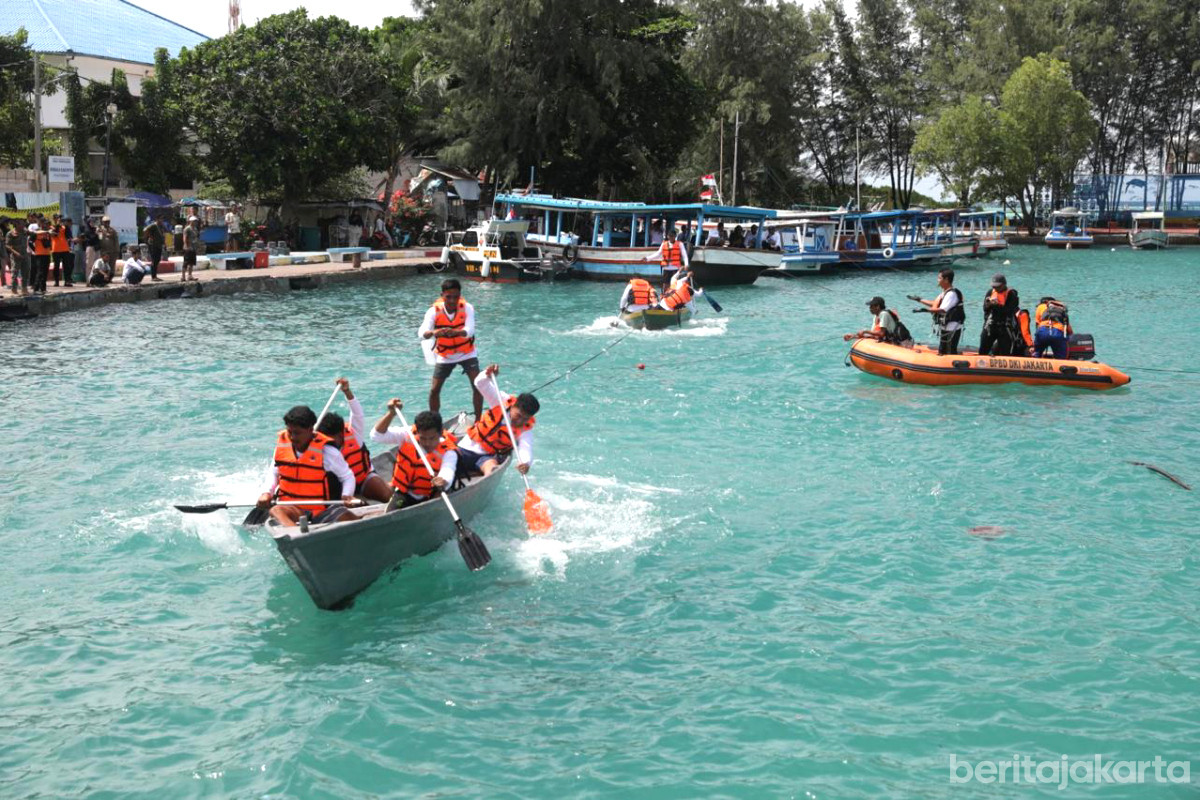 Lomba Kapal Dayung Tradisional di Pulau Pramuka Berlangsung Meriah