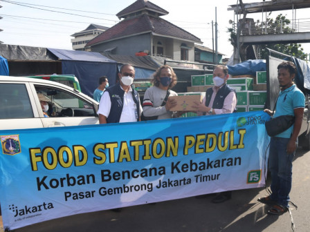 Food Station Serahkan Bantuan ke Korban Kebakaran Pasar Gembrong