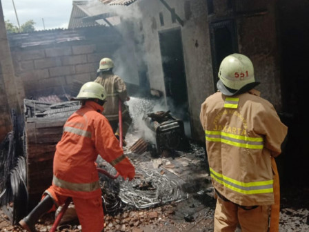 Tiga Mobil Pemadam Atasi Kebakaran di Pondok Kelapa