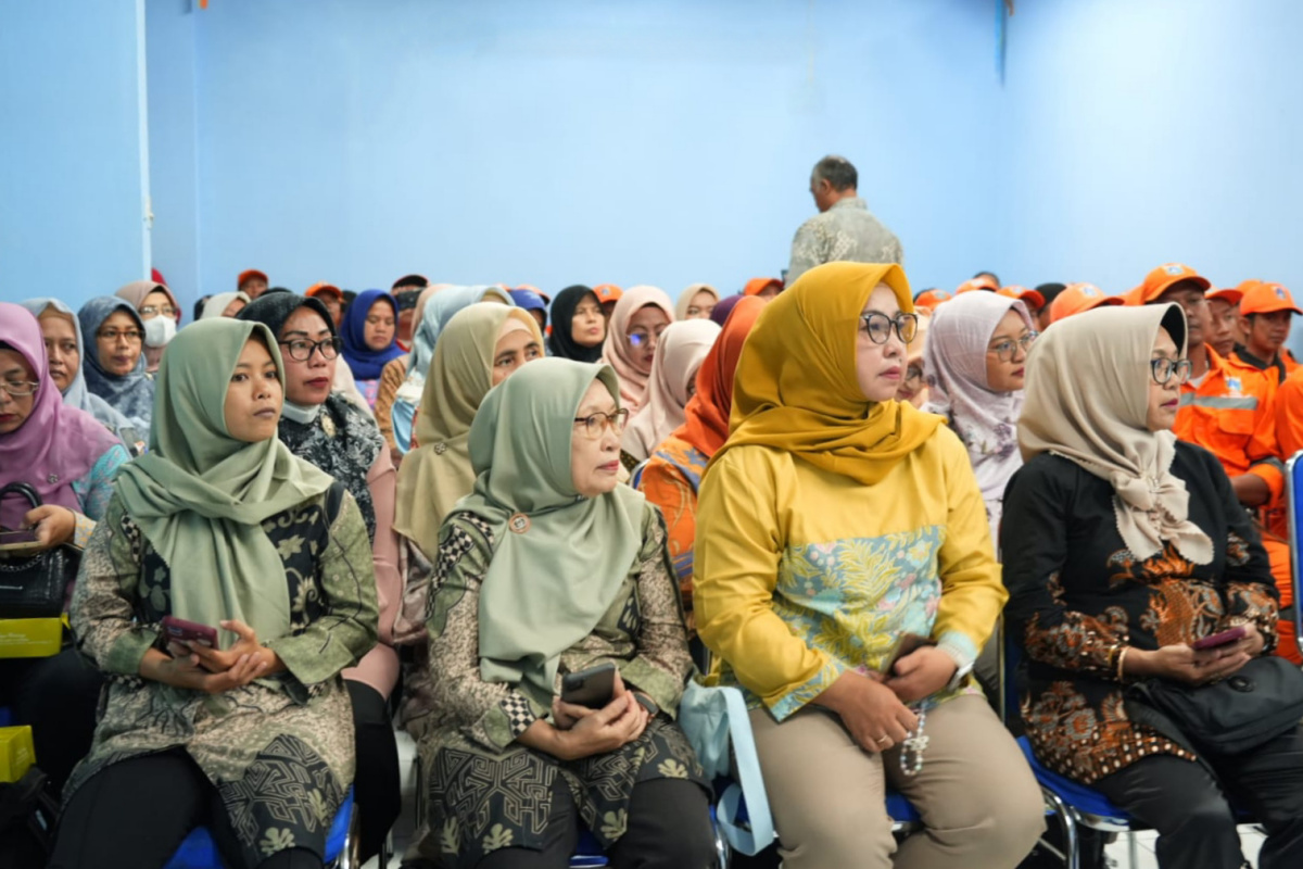 Peserta mengikuti sosialisasi urban farming di Kramat Jati
