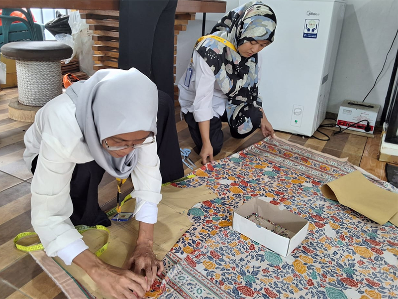  Peserta Pelatihan MTU Tata Busana Jalani Praktik Pemotongan Bahan (STOK)
