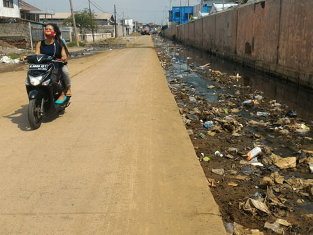  Saluran Air Jl Muara Baru Gg 18 Dipenuhi Sampah