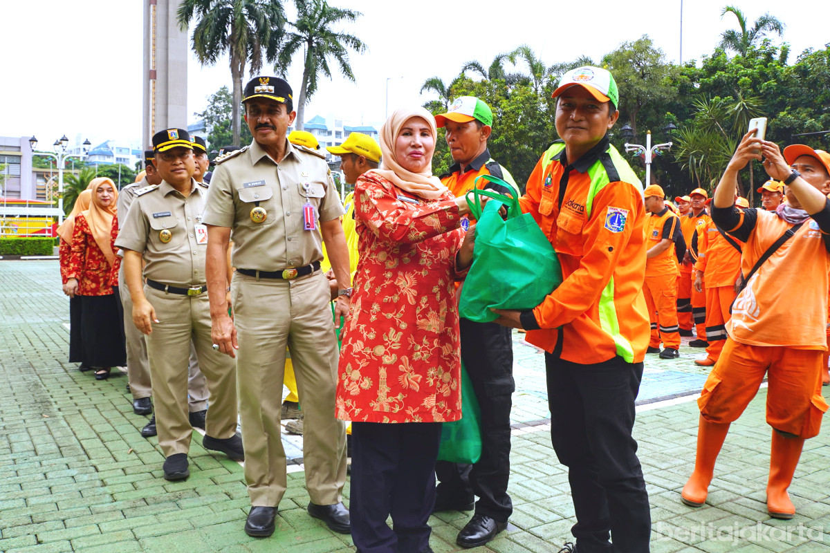 Ketua DWP Jakarta Selatan, Diah Anwar memberikan bingkisan sembako kepada salah satu petugas