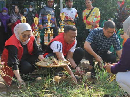 Walkot Jaksel Panen Sayuran di Poktan Nusa Indah