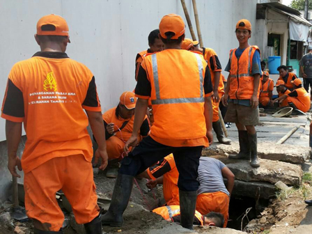 Saluran Di Tanjung Barat Dibersihkan Petugas PPSU