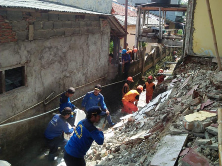 30 Petugas Gabungan Evakuasi Puing Dari Saluran PHB Kali Jati