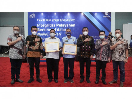 PT Transjakarta Beri Penghargaan Adhirajasa Kepada Mitra Operator